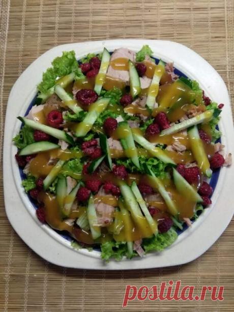 Салат с бужениной, малиной и огурцами - ФотоРецепт - медиаплатформа МирТесен Салат с бужениной, малиной и свежими огурцами Ингредиенты Салат Дубок - 1 пучок Запеченная буженина - 150 гр. Малина - 70 гр. Огурец - 1 шт. Заправка из манго (покупная) - 120 мл. Соль - по вкусу 30 минут, порций:4, ЛегкоМалина – очень вкусная и полезная ягода, она хороша сама по себе. Обычно с