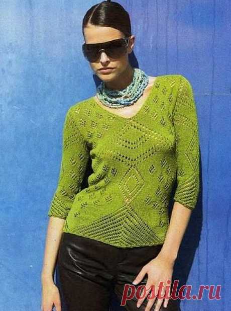 Пуловер с ажурными мотивами.