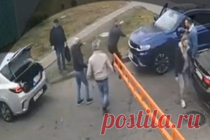 Двое поссорившихся россиян разбили машины друг друга битой и топором. В Москве двое местных жителей устроили конфликт, переросший в драку. В результате топором и бейсбольной битой были повреждены их автомобили. На обоих участников конфликта составлены протоколы по части 1 статьи 20.1 («Мелкое хулиганство») КоАП РФ, а также возбуждены уголовные дела.