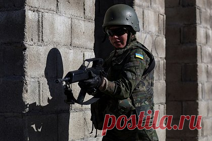 Сержант ВСУ пожаловалась на отсутствие женской военной формы от государства. Женщины в рядах Вооруженных сил Украины (ВСУ) не обеспечены подходящей военной формой от государства, и она может появиться не ранее, чем через пять лет. На это пожаловалась сержант ВСУ Алина Сарнацкая. По ее словам, женскую форму на фронт поставляют волонтерские организации.