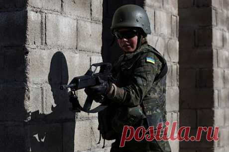 Сержант ВСУ пожаловалась на отсутствие женской военной формы от государства. Женщины в рядах Вооруженных сил Украины (ВСУ) не обеспечены подходящей военной формой от государства, и она может появиться не ранее, чем через пять лет. На это пожаловалась сержант ВСУ Алина Сарнацкая. По ее словам, женскую форму на фронт поставляют волонтерские организации.