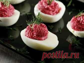 Фаршируем яйца, как профи: 5 вкусных начинок Кто не любит фаршированные яйца, тот просто не умеет их готовить! Даже если вы привыкли готовить яйца по одному и тому же рецепту и делаете так многие годы, попробуйте разочек отойти от привычной кухни и разнообразить её чем-то очень необычным, но вместе с тем и очень вкусным...