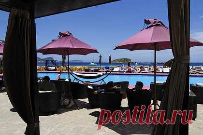 Туристы привезли ребенка на Ибицу, возмутились шумом и вызвали споры в сети. Турист, отдыхающий на Ибице с компанией друзей, получил письмо с оскорблениями от родителей двухлетнего ребенка, возмущенных шумом. Так, путешественники привезли ребенка на курорт и разозлились, когда шумные соседи разбудили малыша. В письме они назвали адресата и его друзей эгоистичными наркоманами.