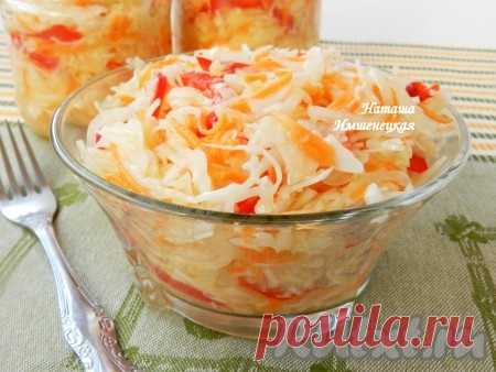 Салат из капусты с перцем, морковью и луком - рецепт с фото Салат из капусты с перцем, морковью и луком - очень вкусный, свежий и пикантный на вкус. Такой салат можно приготовить впрок, так как он может храниться в холодильнике около недели. Блюдо готовится очень быстро и просто, а результат вас обязательно порадует.