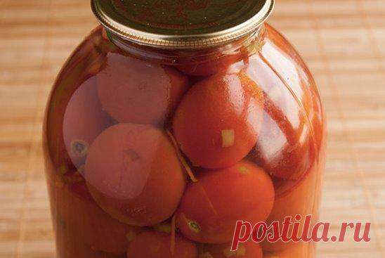 Закрываем помидоры без уксуса!
В расчете на 3х литровую банку: 5 ст. л. сахара с горкой, 2 ст. л. соли без горки, 1 ч.л. лимонной кислоты.
На литровую баночку - сахар 2 ст. ложки без горки, соль - немного больше половины столовой ложки, и кофейную ложечку лимонной кислоты.
Помидоры уложить в банку. Из специй - чеснок 2-3 зубчика, перец горошком, гвоздика, корица кусочками.
Залить кипятком, дать остыть, воду слить. В банку засыпать соль, сахар и лимонную кислоту. Залить повторно кипятком и за