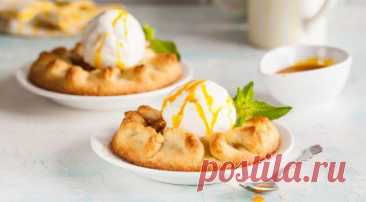 Яблочные мини-пироги с мороженым Ингредиенты:Яблоки крупные (желательно сорта гренни смит) — 3 шт.Масло сливочное — 90 г Сахар — 1 ст. л. Сахар коричневый — 2 ст. л. Корица — 0,5 ч. л. Экстракт ванили — 2 ч. л. Соус карамельный...