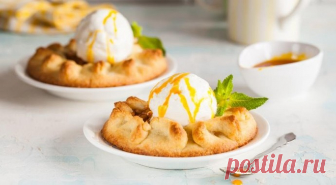 ​Яблочные мини-пироги с мороженым Ингредиенты:Яблоки крупные (желательно сорта гренни смит) — 3 шт.Масло сливочное — 90 г  Сахар — 1 ст. л.  Сахар коричневый — 2 ст. л.  Корица — 0,5 ч. л.  Экстракт ванили — 2 ч. л.  Соус карамельный...