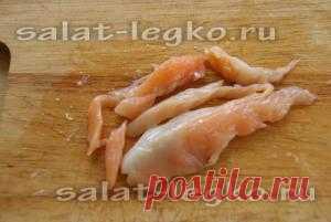 Салат со слабосоленой форелью, огурцом и сыром