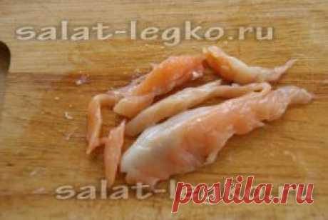 Салат со слабосоленой форелью, огурцом и сыром