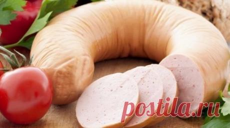 Домашняя вареная колбаса 
Не покупайте вареную колбасу — лучше сделайте сами! 
Ингредиенты: 
— Филе куриное (или индейка) — 700 г 
— Сливки (я брала молоко) — 300 мл 
— Белок яичный — 3 шт 
— Соль 
— Перец черный 
— Приправы 
Приготовление: 
1. Сырое филе режем на кусочки. Измельчаем охлажденное куриное (индюшиное) филе в блендере до кремообразного состояния, добавляем белки, перец и соль по вкусу. По желанию можно добавить мускатный орех. 
2. Вливаем в фарш холодные сливки и перемешиваем