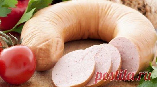 Домашняя вареная колбаса 
Не покупайте вареную колбасу — лучше сделайте сами! 
Ингредиенты: 
— Филе куриное (или индейка) — 700 г 
— Сливки (я брала молоко) — 300 мл 
— Белок яичный — 3 шт 
— Соль 
— Перец черный 
— Приправы 
Приготовление: 
1. Сырое филе режем на кусочки. Измельчаем охлажденное куриное (индюшиное) филе в блендере до кремообразного состояния, добавляем белки, перец и соль по вкусу. По желанию можно добавить мускатный орех. 
2. Вливаем в фарш холодные сливки и перемешиваем