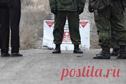 Двое украинских военных подорвались на мине в Донбассе. Двое военнослужащих Вооруженных сил Украины (ВСУ) подорвались на неизвестном взрывном устройстве на линии разграничения в Донбассе. Украинское командование не указало, где именно произошел инцидент, однако отметило, что из-за подрыва мины один из военных получил тяжелые ранения, второй — средней степени тяжести.