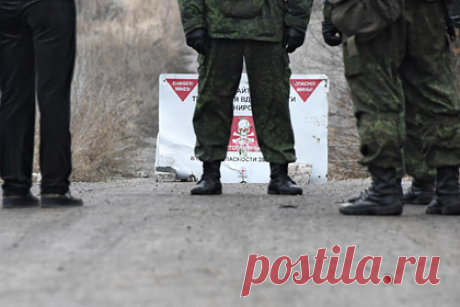 Двое украинских военных подорвались на мине в Донбассе. Двое военнослужащих Вооруженных сил Украины (ВСУ) подорвались на неизвестном взрывном устройстве на линии разграничения в Донбассе. Украинское командование не указало, где именно произошел инцидент, однако отметило, что из-за подрыва мины один из военных получил тяжелые ранения, второй — средней степени тяжести.