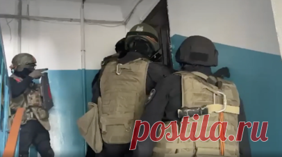 «Отдельные из них оправдывали ведение террористической деятельности»: силовики задержали 49 исламистов в 22 регионах РФ. ФСБ, Росфинмониторинг и Следственный комитет России ликвидировали международный канал ресурсного обеспечения международной террористической организации «Катиба Таухид валь-Джихад»*. В ходе оперативных действий были задержаны 49 пособников террористов в 22 регионах РФ. По данным ФСБ, ряд задержанных распространял через интернет в мусульманской умме РФ радикальную исламскую…