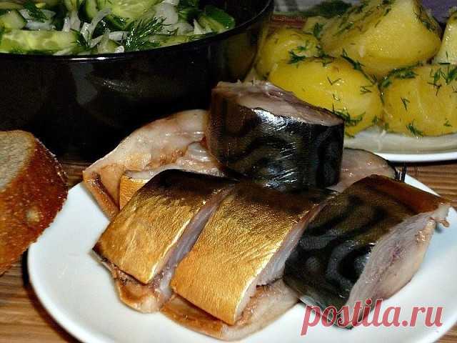 Ну очень вкусная скумбрия домашнего приготовления!

У скумбрии отрезать голову и хвост, убрать внутренности, промыть.
Сделать маринад ( на 4 рыбы):

В 1 литр воды добавить:
-3 ст.л. соли., 
-2 ст. л. сахара,
-2 горсти луковой шелухи,
-2 ст.л. чая (сухой заварки). 

Вскипятить рассол, остудить и залить им скумбрию. 
Убрать в холодильник на 3 дня.