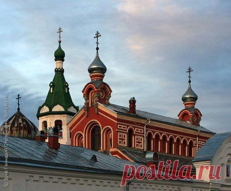 ХРАМЫ САНКТ-ПЕТЕРБУРГА И ЛЕНИНГРАДСКОЙ ОБЛАСТИ Церковь Иоанна Златоуста Никольского Староладожского монастыря в Волховском районе Ленинградской области. Слева - глава Никольского собора и монастырская колокольня.