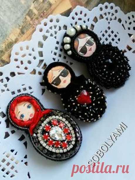 Матрешка -бунтарка в очках, брошь из бисера вышитая - купить или заказать в интернет-магазине на Ярмарке Мастеров | Матрешка с очень бунтарским настроением &lt;br&hellip;