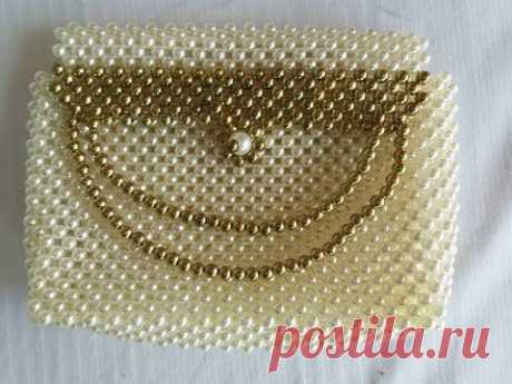 Hj eu vou ensinar como fazer uma bolsa de pérolas. Bolsa de pérola parte 1:https://youtu.be/v2sotrOpb64 Materiais. LInha de nylon 50 Pérolas 6mm MINHAS REDES...