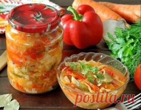 Овощное ассорти "На все случаи жизни"Заготавливаю каждый год, за зиму улетает спокойно! Ингредиенты:- 6-7 средних помидора - 2 лука - 2 средние морковки - 4 сладкого перца - 200 гр. капусты - 100 гр. растительного масла - 1- 2 лаврового листа. - 1 чайная ложка с горкой - Сахар, перец чёрный по вкусу Как готовить:Помидоры режем на 6 частей. Лук чистим и режем полукольцами Перец, удалив сердц...