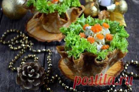 Оливье в блинных корзиночках