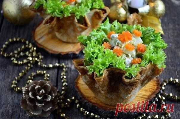 Оливье в блинных корзиночках