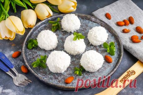 Кето-рафаэлло Невероятно нежное и воздушное кето-рафаэлло не прибавит вам лишних сантиметров на талии, ведь оно состоит из натурального творога. Такую сладость можно подать на завтрак или полдник.