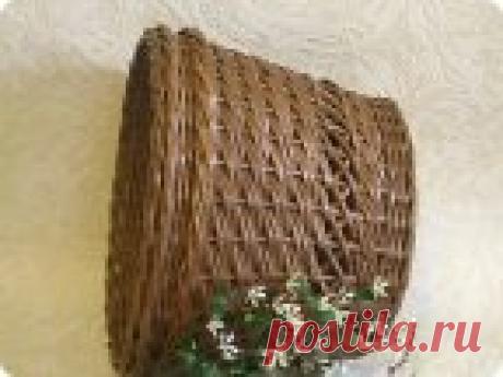 Кашпо и немного о закрытии послойного плетения. Добрый день всем плетущим !!! Хочу показать вторую попытку послойного плетения. Это кашпо или не кашпо, не знаю, что получилось. Думаю, может крышку сплести............Тогда будет не кашпо....... Посоветуйте, пожалуйста!!! Снизу попробовала небольшой ажур. МК здесь https://www.papirovepleteni.cz/fotoalbum/navody/navod-na-krizeni-ve-vrstve/. Трубочки из кромки газетной, покрашены вода+колер+лак.