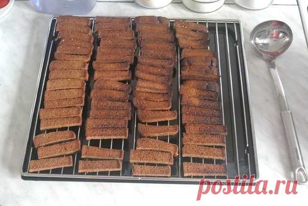 Рецепт кваса из бородинского хлеба.

- вода 5 л.
- сахар 500 гр.
- 1 упаковка дрожжей
- 1 бородинский хлеб
- 1 столовая ложка кефира

Рецепт приготовления:
Нарезать хлеб прямоугольниками, выложить на противень и поставить в духовку сушиться до почти горелой корочки. Пока сухари готовятся, налить в кастрюлю 5л. воды, засыпать 500 гр. сахара и поставить на плиту. После того, как вода закипела можно засыпать сухари. Все перемешать и можно снимать с плиты. Далее необходимо ост...