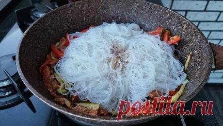 Горячая Фунчоза, вам надо это попробовать. Фунчоза с курицей.