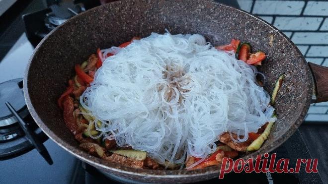 Горячая Фунчоза, вам надо это попробовать. Фунчоза с курицей.