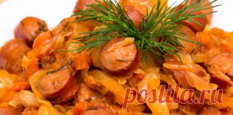 Ужин холостяка - тушёная капуста с сосисками в мультиварке.Ингредиенты:

Капуста - 1 кочан (1-1,5 кг)
Сосиски - 0, 5 кг
Лук репчатый - 2 средние луковицы
Чеснок - 3 зубчика
Жир - 2 ст л (можно растительное масло)
Томатная паста - 2 ст л
Соль - 1 ст л
Сахар - 1 чл
Перец чёрный молотый - 1 чл
Зелень любая по вкусу - 1/2 пучка
Лавровый лист - 1 шт