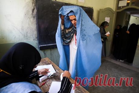 Посол России в Афганистане опроверг данные о закрашивании женских лиц в Кабуле. Посол России в Афганистане Дмитрий Жирнов опроверг сообщения западных СМИ о том, что боевики «Талибана» (запрещено в России) закрашивали фотографии женщин на стенах у салонов красоты в Кабуле. По его словам, женщины гуляют с маленькими детьми по улицам афганской столицы. Волосы женщин покрыты платком, но лица открыты.