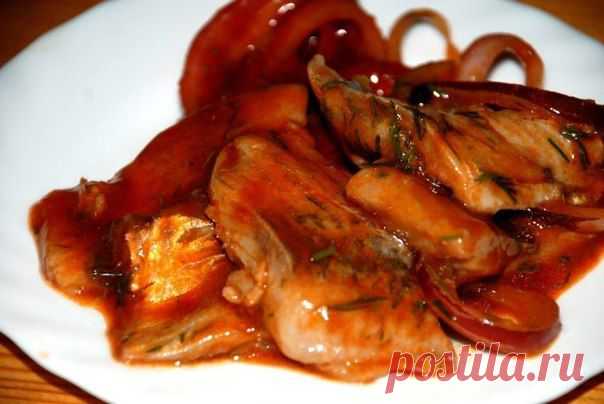 Маринованная в томате сельдь.