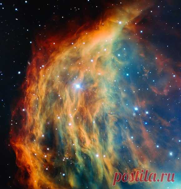 Самый детальный на сегодня снимок Туманности Медуза (она же Abell 21 и Sharpless 2-274) получен на Очень Большом Телескопе ESO (VLT) в Чили. Когда звезда, находящаяся в сердце этой туманности, закончила свою эволюцию, она сбросила в окружающее пространство свои внешние слои, которые и образовали разноцветное туманное облако. Снимок можно рассматривать как предвосхищение судьбы Солнца, которое тоже в конце концов превратится в похожий объект. / Интересный космос
