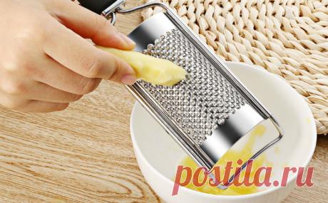 Смазываем терку маслом: еда скользит лучше и не прилипает Многие хозяйки знают, как сложно бывает просто натереть на терке овощи или сыр — все прилипает к решетке, а на выходе получается однородная слипающаяся масса. Решим эту проблему раз и навсегда:...