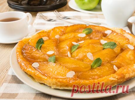 Тарт Татен с яблоками на Вкусном Блоге В кулинарной академии мы шутливо называли этот пирог “тра-та-тен” – кто-то из группы однажды оговорился – и понеслась 🙂 Мы начнем с татена с яблоками – это самый распространенный вариант пирога 🙂 Есть еще куча вариаций с грушами, персиками, апельсинами, абрикосами, айвой и другими фруктами-ягодами. Но о них мы поговорим…