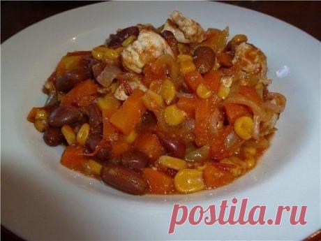 Рагу по-мексикански
Очень вкусно, пробуйте
Ингредиенты:

- Куриное филе – 500 г.
- Помидоры – 2-3 шт.
- Сладкий перец – 2-3 шт.
- Морковь – 2-3 шт.
- Кукуруза (консервированная, замороженная, свежая – на вкус) – 350 г.
- Красная фасоль (консервированная, замороженная, свежая – на вкус) – 350 г.
- Репчатый лук – 2 шт.
- Соль
- Растительное масло
- Корица
- Сушеный чеснок
- Сушеная паприка
- Сушеный молотый томат
- Молотый перец чили

Приготовление:

1. Лук порезать полуколь...