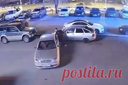 Прохожий голыми руками спас машины от столкновения и попал на видео