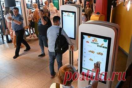 «Вкусно — и точка» уберут игрушки из аналога Happy Meal. В сети ресторанов быстрого питания «Вкусно — и точка», которые стали преемником ресторанов «Макдоналдс» в России, появятся детские наборы с сюрпризом, аналогичные Happy Meal. Наборы назовут «Кидс Комбо» и вместо игрушек в них будут класть эксклюзивные развивающие книги от издательства CLEVER.