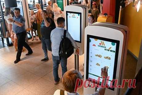 «Вкусно — и точка» уберут игрушки из аналога Happy Meal. В сети ресторанов быстрого питания «Вкусно — и точка», которые стали преемником ресторанов «Макдоналдс» в России, появятся детские наборы с сюрпризом, аналогичные Happy Meal. Наборы назовут «Кидс Комбо» и вместо игрушек в них будут класть эксклюзивные развивающие книги от издательства CLEVER.