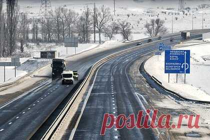 Движение по трассе «Таврида» в сторону Керчи перекрыли. Движение по автотрассе «Таврида» в Крыму временно ограничено в направлении Керчи, сообщил советник главы Крыма по информполитике Олег Крючков. Он уточнил, что движение транспорта остановлено в районе Феодосии. Ранее было временно перекрыто движение по Крымскому мосту.