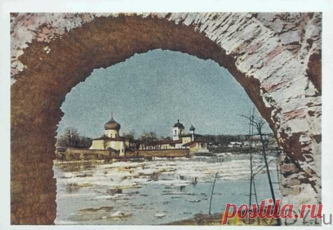 Псков, Россия - Покровские ворота. Вид на Мирожский монастырь (XII в.) - 1963-й год - г3084 | GRADY.ru