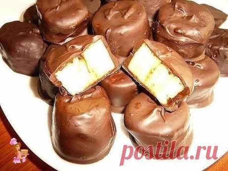 Самый быстрый и вкусный десерт "Бананы в шоколаде"

Ингредиенты:

- 2 банана
- 50г шоколада. Молочный шоколад лучше топится, но черный горький вкуснее. Я в него добавляла 1 ст. ложку сливок.
- 1 пакетик кокосовой стружки

Приготовление:

Растопить шоколад. Очистить и порезать бананы кусочками. Кокосовую стружку высыпать на тарелку. Кусочки бананов накалывать на шпажку и обмакивать со всех сторон в растопленный шоколад, потом обвалять в кокосовой стружке. Выложить на тарелк...