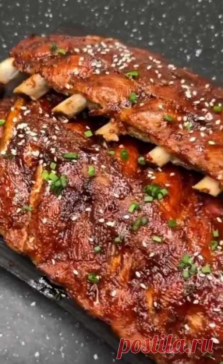 Ребрышки в духовке, которые отходят от кости🍖  ИНГРЕДИЕНТЫ: - 2 кг свиных ребер - 2 ст.л горчицы - 1 ст.л сладкой паприки - 3 ч.л сухого чеснока - соль, перец по вкусу  Для соуса: - 3 ст.л соевого соуса - 2 ст.л кетчупа - 1 ст.л мёда  Запекайте при 170° 2 часа, потом при 200° 10 минут