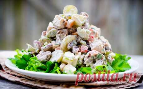 Простые и вкусные салаты на Новый год Как говорится, сани нужно достать еще летом, поэтому самое время задуматься о том, какие салаты можно приготовить для новогоднего застолья, чтобы гости не ушли голодными и остались довольны. Несколько интересных рецептов салатов представлены в этом материале.



Приготовление новогодних салатов
