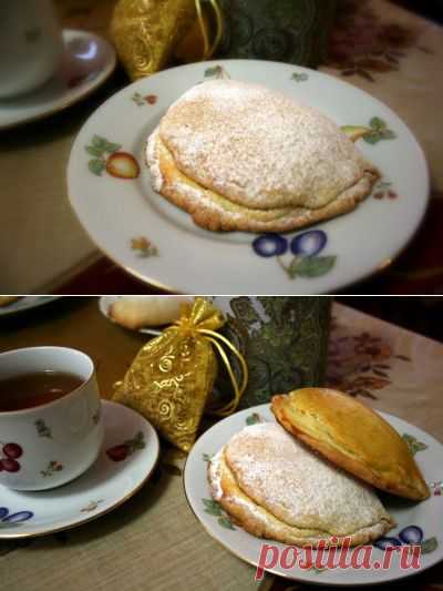 Сочники по ГОСТу (вкус из детства)Тесто: 
2 яйца 
100 гр сахарной пудры или сахара мелкого помола 
200 гр масла или хорошего сливочного маргарина 
1/2 ч.л. разрыхлителя 
420 гр муки 
щепотка соли 

Начинка: 
1 яйцо и 1 белок* 
400 гр творога 
40 гр сметаны 
60 гр муки 
80гр сахара 

Для смазки: 
1 желток* 
1-2 ст. л. воды или молока.