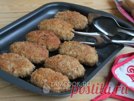 Котлеты «Школьные» — рецепт с фото Простой рецепт недорогих мясных котлет как в школьной столовой. В состав блюда помимо фарша входит черный хлеб, молоко, чеснок, лук