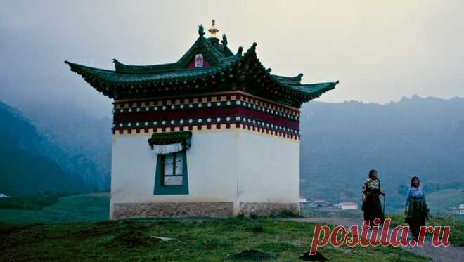 Документальный фильм Борьба за Тибет (Struggle For Tibet, Германия 2013) Когда мы думаем о Тибете, то представляем себе молящихся монахов и полицейских с дубинками, конфликт между жестокими китайцами и миролюбивыми тибетцами. Однако этот документальный фильм показывает, что в новейшей истории Тибета никогда не стоял вопрос о конфликте двух культур или об идеологической конфронтации между коммунизмом и буддизмом.