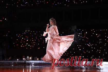 Тейлор Свифт начала задыхаться во время концерта в Бразилии. Американская певица Тейлор Свифт начала задыхаться во время концерта в Бразилии. Отмечается, что исполнительнице стало плохо в Рио-де-Жанейро из-за сильной жары — во время ее выступления температура воздуха поднялась до 37 градусов. Артистка сократила песню Take Me Home, чтобы суметь отдышаться.