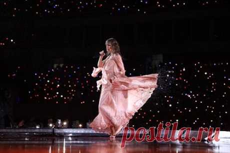 Тейлор Свифт начала задыхаться во время концерта в Бразилии. Американская певица Тейлор Свифт начала задыхаться во время концерта в Бразилии. Отмечается, что исполнительнице стало плохо в Рио-де-Жанейро из-за сильной жары — во время ее выступления температура воздуха поднялась до 37 градусов. Артистка сократила песню Take Me Home, чтобы суметь отдышаться.